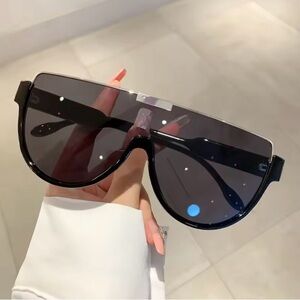 Stylish Black Oversized Sunglasses